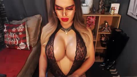 Snapshot of bigbomblhoraine chatting on February 9, 7:19 pm Loraine Cruz online show from February 9, 7:19 pm