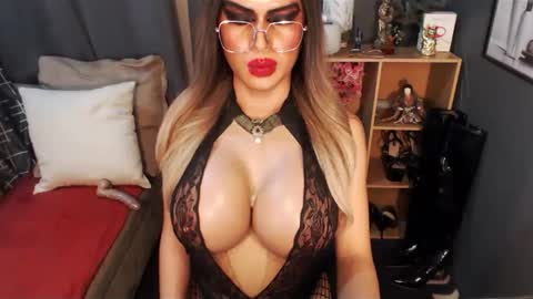 Snapshot of bigbomblhoraine chatting on February 11, 6:55 pm Loraine Cruz online show from February 11, 6:55 pm