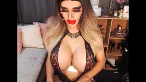 Snapshot of bigbomblhoraine chatting on September 16, 5:47 pm Loraine Cruz online show from September 16, 5:47 pm