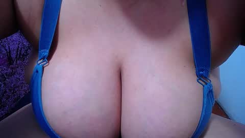 Snapshot of bigg_boobs_xxx chatting on October 25, 10:26 pm  Sunny   online show from October 25, 10:26 pm