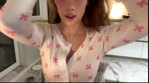 Snapshot of bitter_moon chatting on February 1, 8:18 pm Ann Braslowsky online show from February 1, 8:18 pm