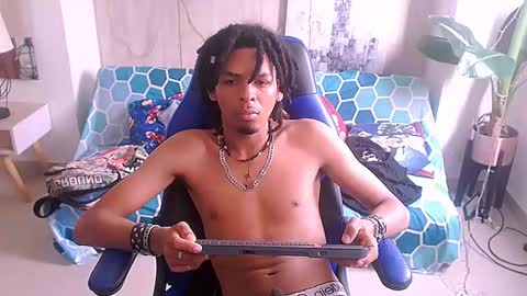 Snapshot of black_dreadlocks chatting on December 4, 2:37 pm Black online show from December 4, 2:37 pm