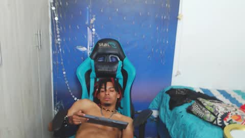 Snapshot of black_dreadlocks chatting on January 4, 6:09 pm Black online show from January 4, 6:09 pm