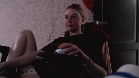 Snapshot of black_neon chatting on February 16, 11:05 am Sasha and Bella online show from February 16, 11:05 am