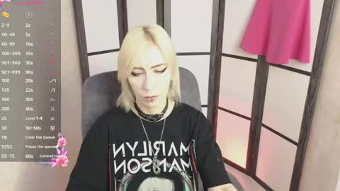 Snapshot of black_orchides chatting on June 6, 8:19 am Emily online show from June 6, 8:19 am