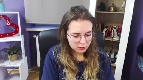 Z O E Y online show from December 22, 7:44 am