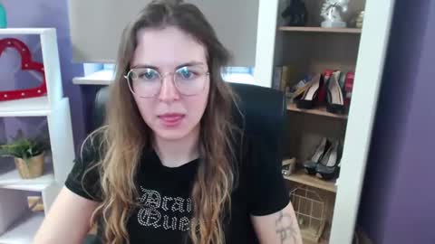 Z O E Y online show from March 3, 8:49 am