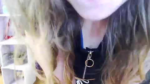 Z O E Y online show from March 7, 5:29 am