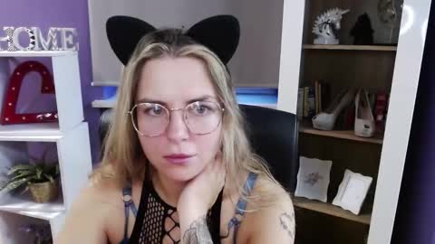 Z O E Y online show from October 31, 6:14 am