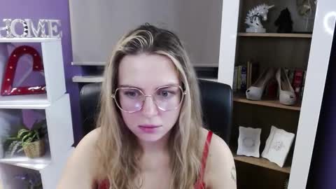 Z O E Y online show from November 26, 6:14 am