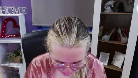 Z O E Y online show from February 3, 6:22 am