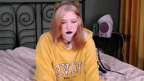 Snapshot of blacky_tea chatting on December 12, 1:39 pm blacky_tea online show from December 12, 1:39 pm