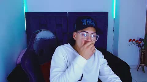 Snapshot of blade_sensual chatting on October 18, 9:43 am blade_sensual online show from October 18, 9:43 am