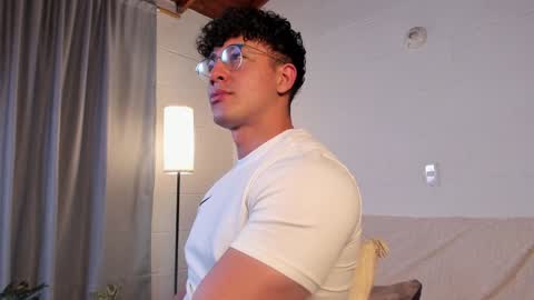 Snapshot of blake_levi chatting on December 31, 11:17 pm Blake Levi Independent Model online show from December 31, 11:17 pm