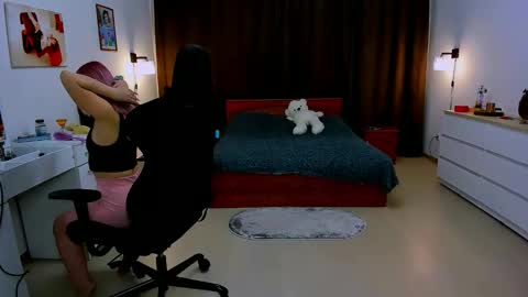 Nicole online show from December 5, 10:01 am