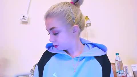 Nicole online show from February 25, 2:44 pm