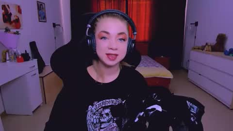 Nicole online show from October 8, 8:23 am