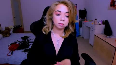 Snapshot of blinkofeyess chatting on February 5, 4:39 am Nicole online show from February 5, 4:39 am