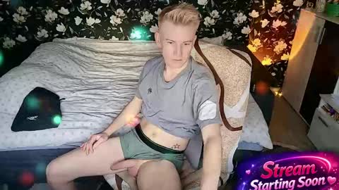 Snapshot of blond_boy69 chatting on April 24, 2:41 pm blond_boy69 online show from April 24, 2:41 pm