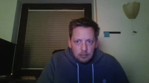 Snapshot of blonde32m chatting on December 15, 1:24 am blonde32m online show from December 15, 1:24 am