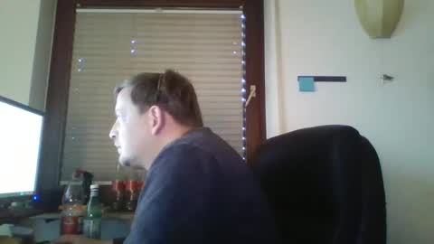 Snapshot of blonde32m chatting on December 17, 2:33 pm blonde32m online show from December 17, 2:33 pm