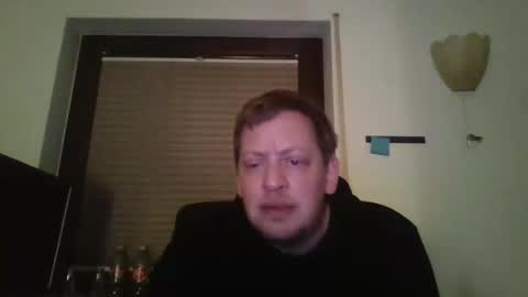 Snapshot of blonde32m chatting on January 3, 12:11 am blonde32m online show from January 3, 12:11 am