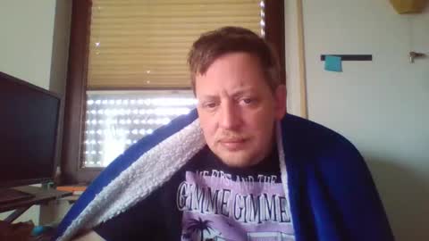 Snapshot of blonde32m chatting on February 9, 8:22 am blonde32m online show from February 9, 8:22 am