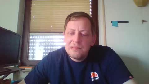 Snapshot of blonde32m chatting on February 10, 8:42 am blonde32m online show from February 10, 8:42 am