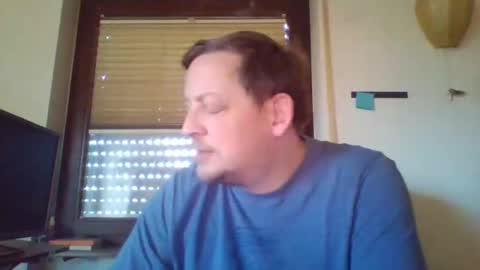 Snapshot of blonde32m chatting on February 23, 7:44 am blonde32m online show from February 23, 7:44 am