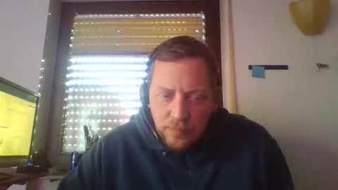 Snapshot of blonde32m chatting on November 3, 2:18 pm blonde32m online show from November 3, 2:18 pm