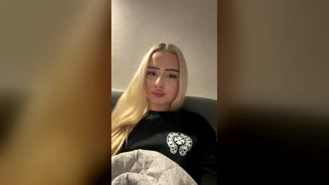 Snapshot of blonde8888 chatting on May 27, 8:06 pm blonde8888 online show from May 27, 8:06 pm