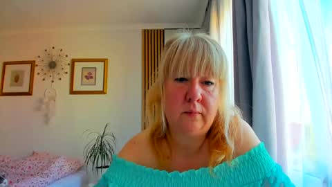 Snapshot of blonde_angel20 chatting on June 18, 4:02 am Nicole online show from June 18, 4:02 am