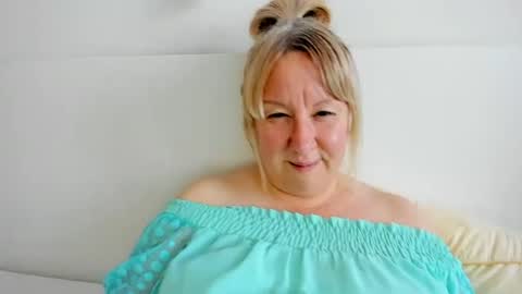 Snapshot of blonde_angel20 chatting on June 20, 5:16 pm Nicole online show from June 20, 5:16 pm