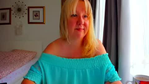 Snapshot of blonde_angel20 chatting on July 4, 3:35 am Nicole online show from July 4, 3:35 am