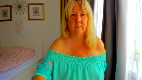 Snapshot of blonde_angel20 chatting on July 7, 6:47 am Nicole online show from July 7, 6:47 am