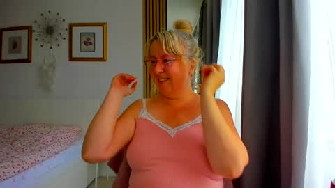 Snapshot of blonde_angel20 chatting on July 8, 4:06 am Nicole online show from July 8, 4:06 am