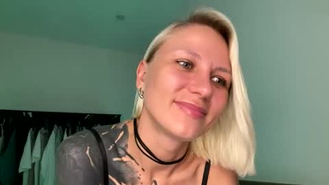 Snapshot of blonde_fuck_couple chatting on June 20, 4:04 am blonde_fuck_couple online show from June 20, 4:04 am