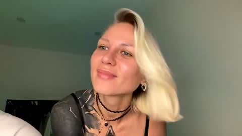 Snapshot of blonde_fuck_couple chatting on June 29, 12:17 am blonde_fuck_couple online show from June 29, 12:17 am