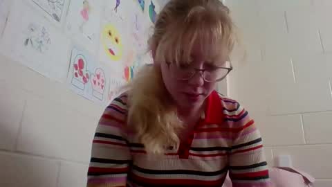 Snapshot of blonde_katie chatting on February 14, 5:43 pm Katie online show from February 14, 5:43 pm