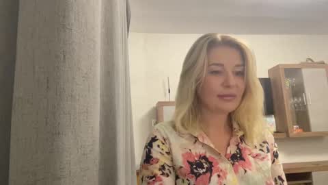 Snapshot of blondie_xoxoxo chatting on September 16, 8:48 am blondie_xoxoxo online show from September 16, 8:48 am