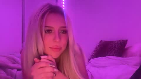 Snapshot of blondieangel11 chatting on April 12, 4:50 am blondieangel11 online show from April 12, 4:50 am