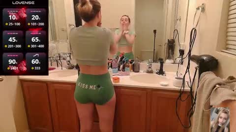 Snapshot of blondiebubblebooty chatting on March 12, 2:07 am Bubbles online show from March 12, 2:07 am