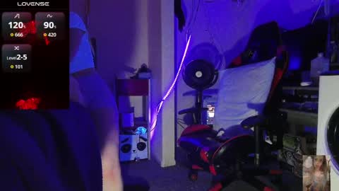 Snapshot of blondiebubblebooty chatting on April 1, 1:41 pm Bubbles online show from April 1, 1:41 pm