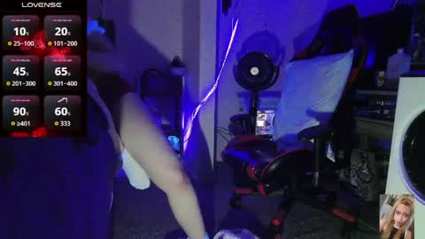 Snapshot of blondiebubblebooty chatting on April 2, 2:58 pm Bubbles online show from April 2, 2:58 pm