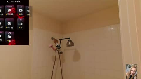 Snapshot of blondiebubblebooty chatting on April 5, 5:26 am Bubbles online show from April 5, 5:26 am