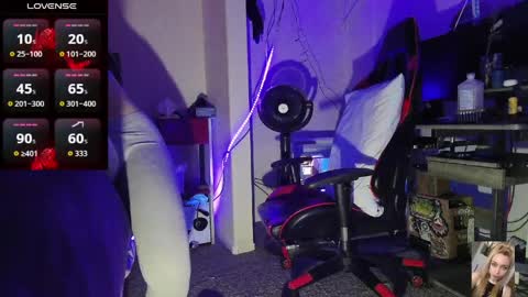 Snapshot of blondiebubblebooty chatting on April 7, 6:19 pm Bubbles online show from April 7, 6:19 pm