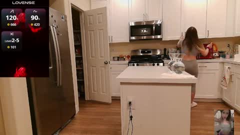 Snapshot of blondiebubblebooty chatting on April 8, 6:24 am Bubbles online show from April 8, 6:24 am