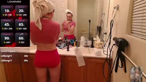 Snapshot of blondiebubblebooty chatting on April 11, 7:45 am Bubbles online show from April 11, 7:45 am