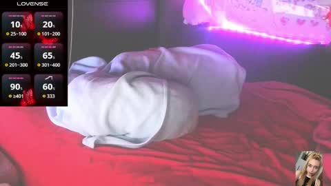 Snapshot of blondiebubblebooty chatting on April 14, 3:34 am Bubbles online show from April 14, 3:34 am