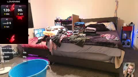 Snapshot of blondiebubblebooty chatting on April 16, 4:57 am Bubbles online show from April 16, 4:57 am